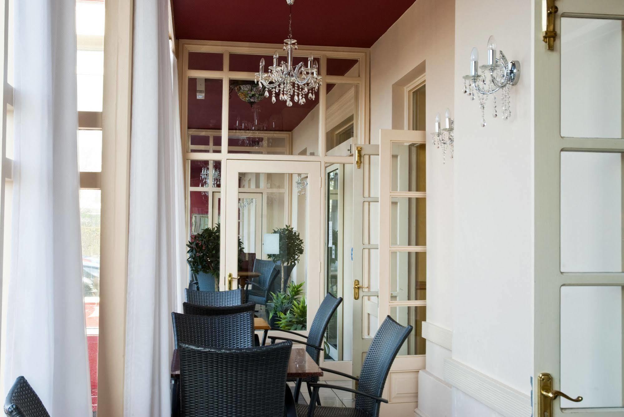 The Royal 3* Crosby (Merseyside)